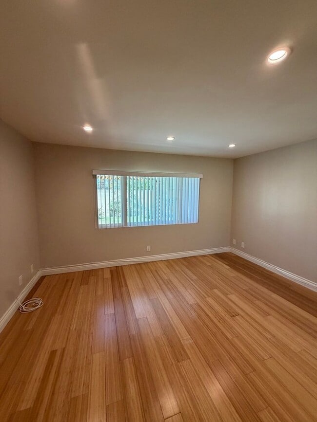 Building Photo - Beautiful 3 Bedroom Home in Avocado Heights