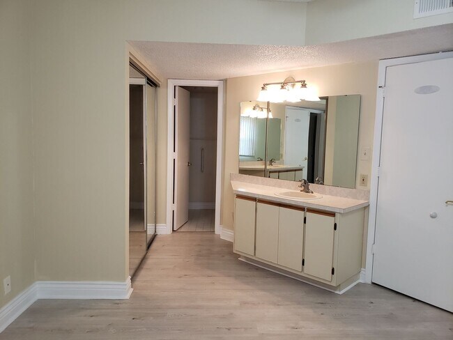 Building Photo - Oaks IV  Condominium-First Floor for Annual Rent