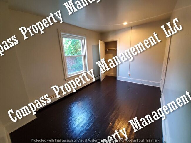 Building Photo - $1595 - 4 Bed, 1.5 Bath Half Double Home -...