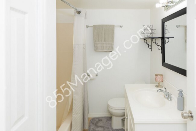 Building Photo - Charming Ranch Home: 3 Bed, 2.5 Bath in Wa...