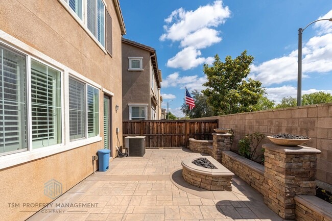 Building Photo - Spacious 3 Bed 2.5 Bath Condo in Orange!