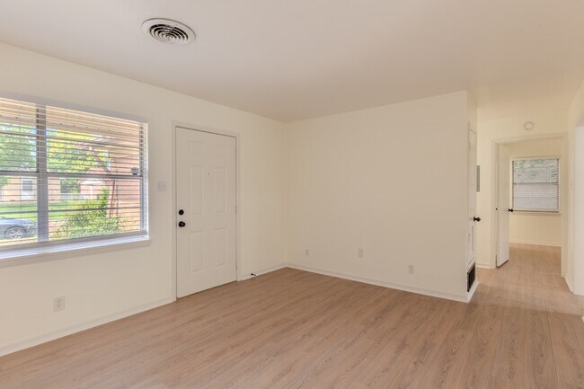 Building Photo - 1402 Missouri Ave