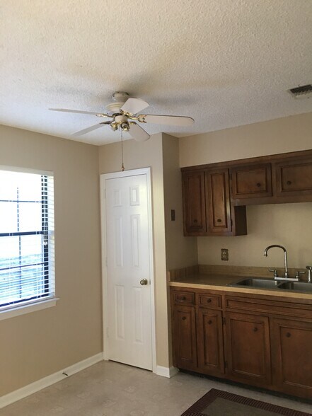 kitchen - 5768 Stone Brook Dr