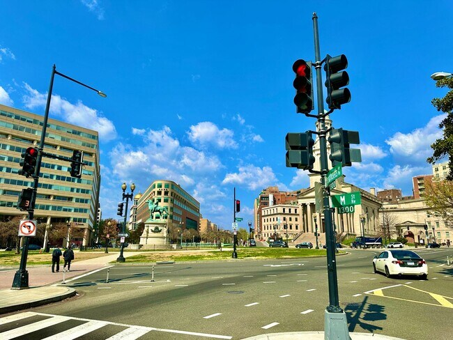 Building Photo - Fantastic 1 Bedroom with Den/Office/Additi...