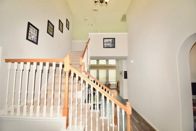 Building Photo - 10403 Village Lake Dr