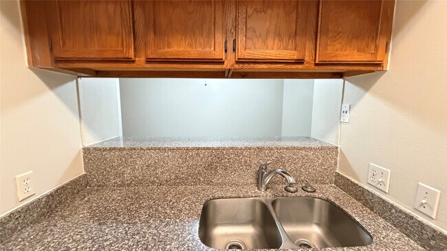 Building Photo - 6500 Harbor Town Dr