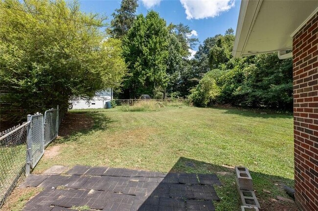 Building Photo - 208 Yancy Dr SE