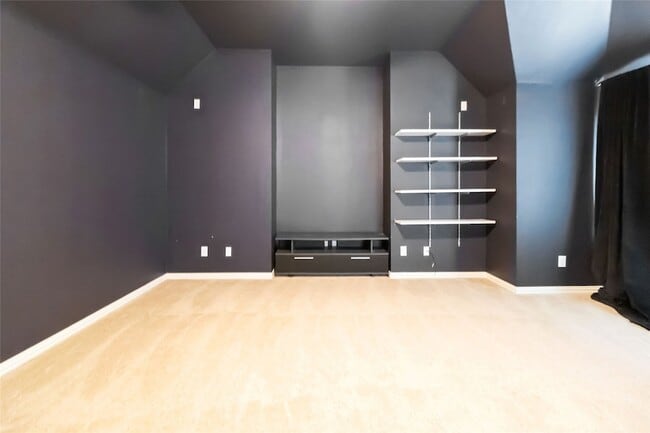 Building Photo - 920 Falcon Dr