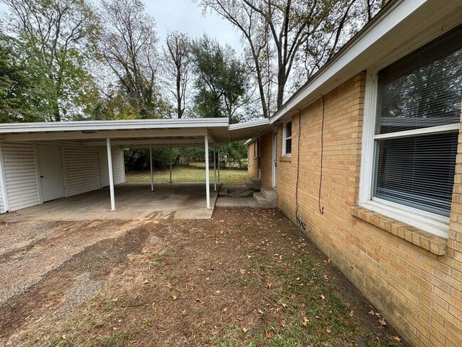 Building Photo - 435 Larry Dr