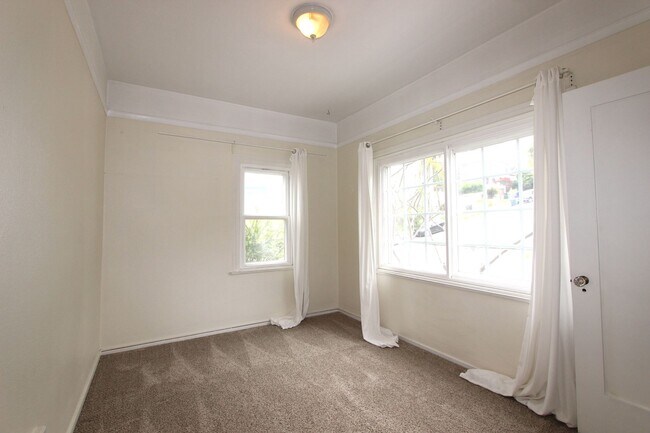 Building Photo - Gorgeous 2 bedroom 1 bathroom downstairs apartment available May 1, 2026 with a MOVE IN SPECIAL