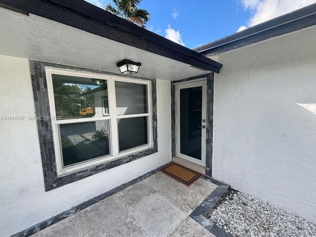 Building Photo - 2900 SW 16th St