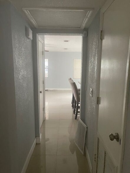 Building Photo - 543 Sandra Ave