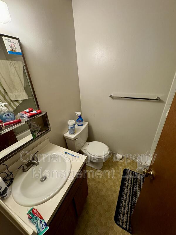 Building Photo - 913 Michigan St