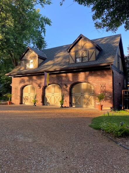 Exterior of Carriage House - 2115 Gladstone Ave