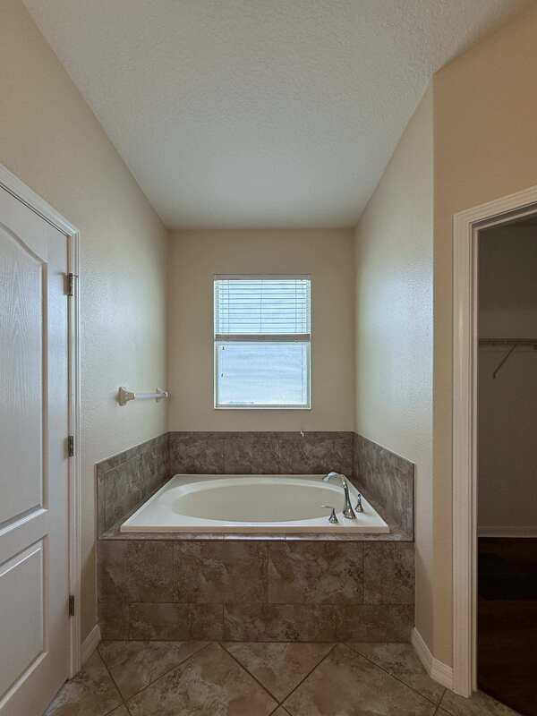Building Photo - 930 Meadow Glade Dr