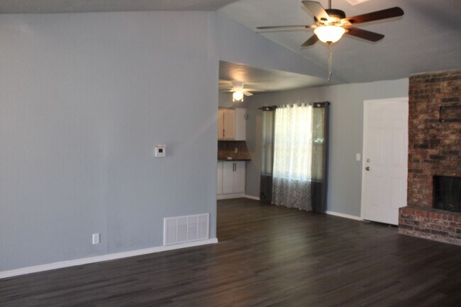 Building Photo - Newly Remodeled! Close to Tinker