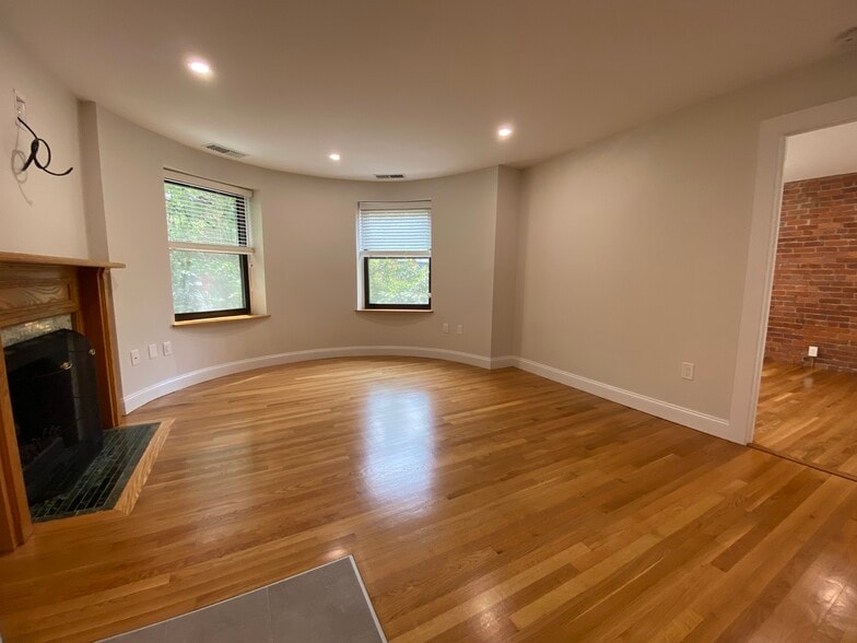 Building Photo - 95 Gainsborough St