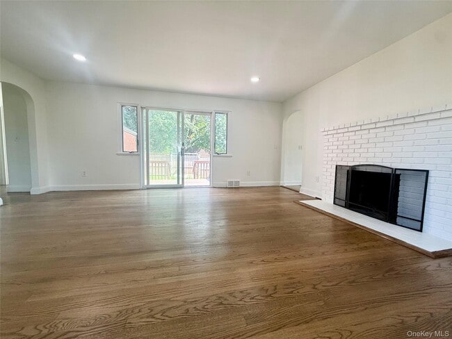 Building Photo - 11 Willow Ln