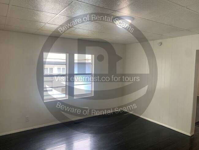 Building Photo - 1325 Sloan Ave