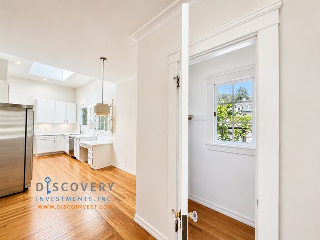 Building Photo - Classic Berkeley Condo with Tasteful Modern Updates