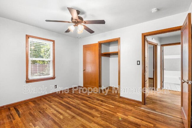 Building Photo - 910 W Orchard Ave