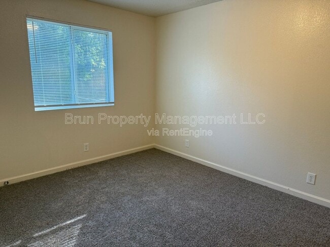 Building Photo - 516 E Red Bud Rd