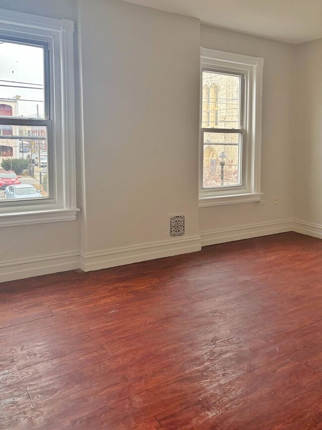 Building Photo - Spacious 5-Bed, 1-Bath, 1,890 sqt