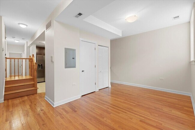 Building Photo - 6750 N Greenview Ave