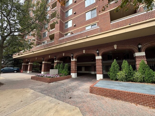 Primary Photo - Bright And Spacious 2 Bed 2 Bath Condo In ...
