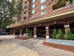 Building Photo - Bright And Spacious 2 Bed 2 Bath Condo In ...