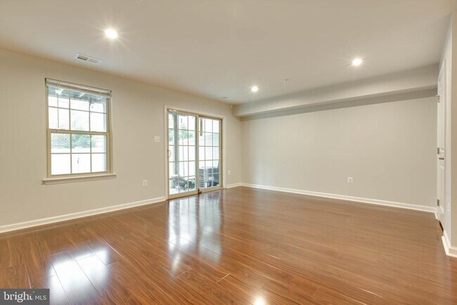 Building Photo - 2805 Fredericksburg Rd