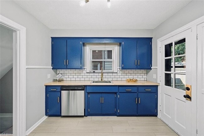 Building Photo - GORGEOUS Cleveland Hts Single Family - Ava...