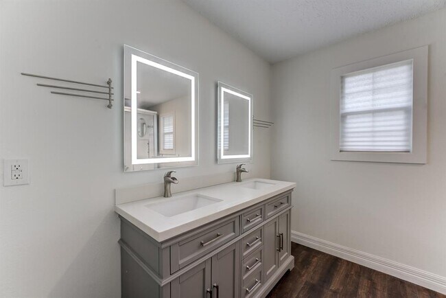 Building Photo - 560 Landfall Ln