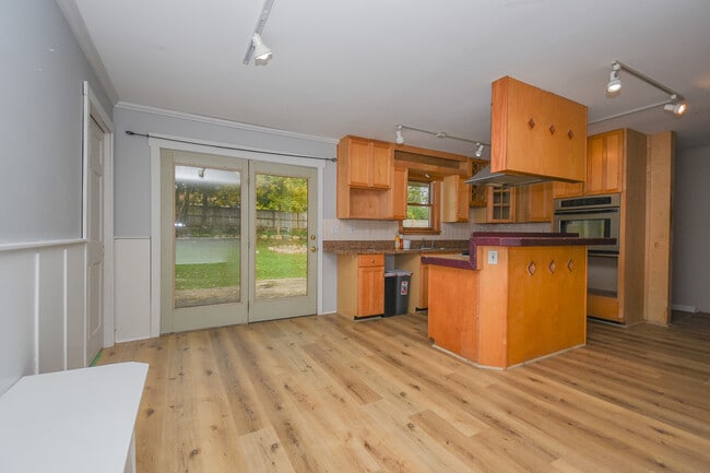 Building Photo - 1107 Hilltop Blvd