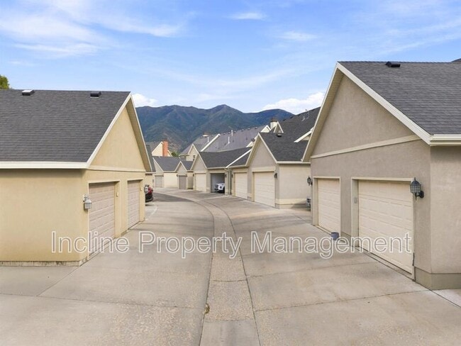 Building Photo - 2071 W Crescent Row