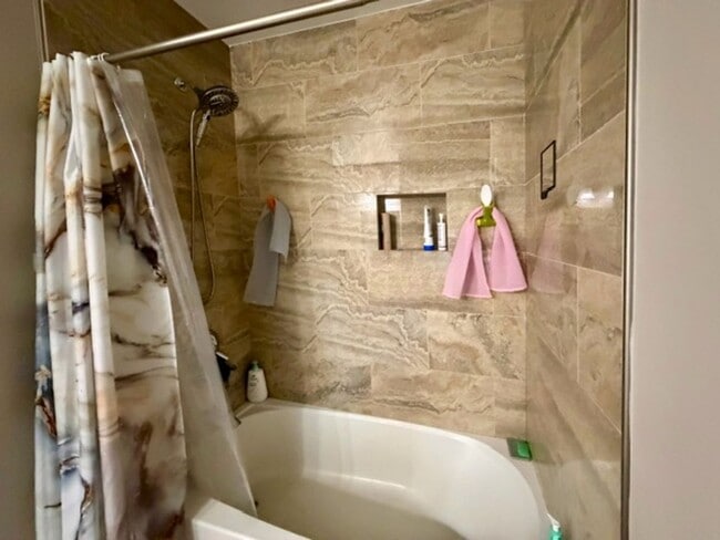 Building Photo - Beautiful & spacious 3 bedroom, 2 bathroom home in Ainaloa Subdivision.