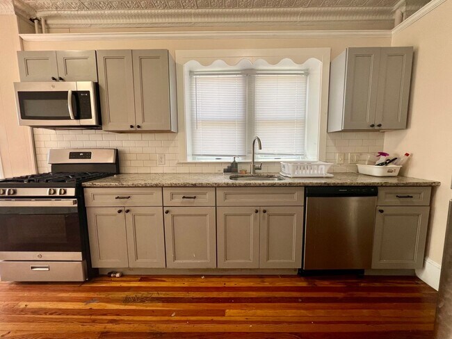 Building Photo - Gorgeous 2-Bedroom Apartment on Main Street! Available NOW!