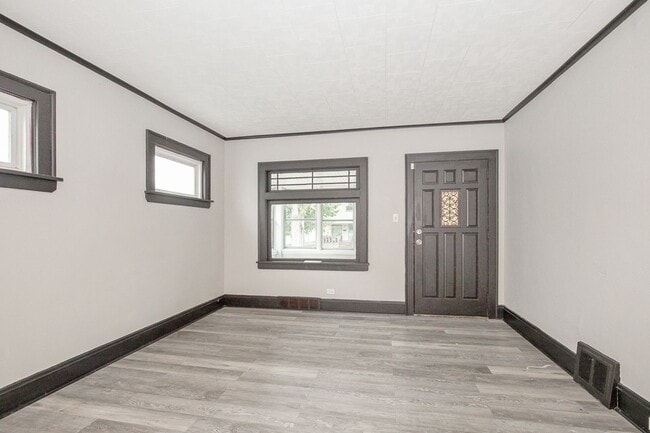 Building Photo - 4 BED 1 BATH BEAUTIFUL SINGLE FAMILY HOME ...