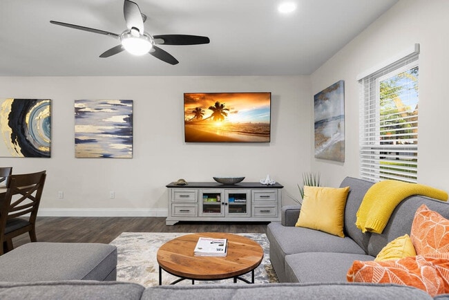 Building Photo - 802 Camelia Dr