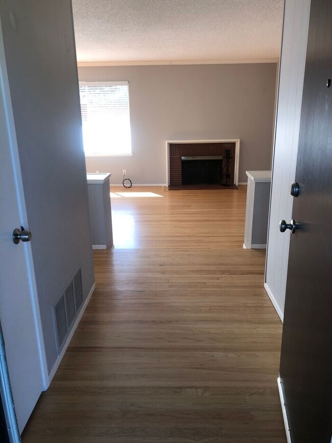Building Photo - 3 bed 2 bath home for rent in SkyPark area Sacramento