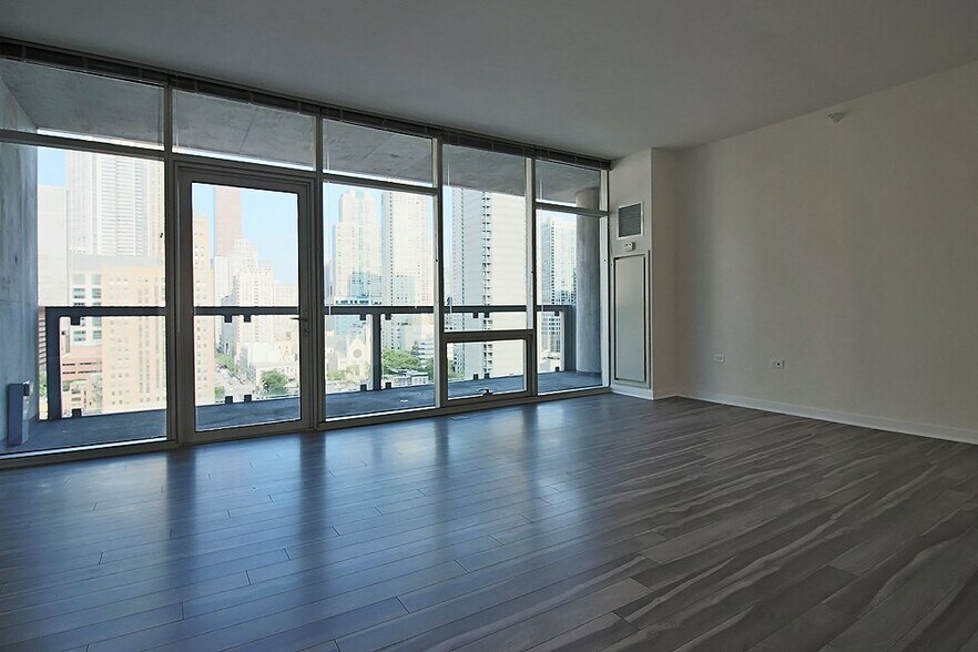 Building Photo - 800 N La Salle Dr