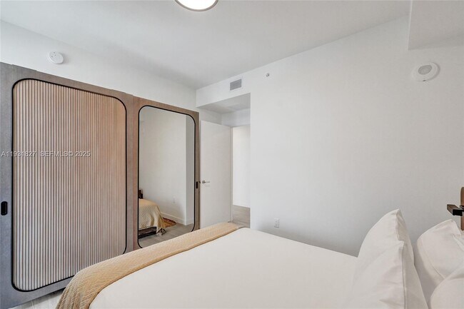 Building Photo - 580 72nd St