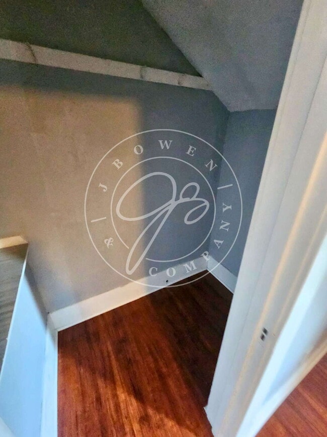 Building Photo - Spacious 3 bed with bonus room and shower ...
