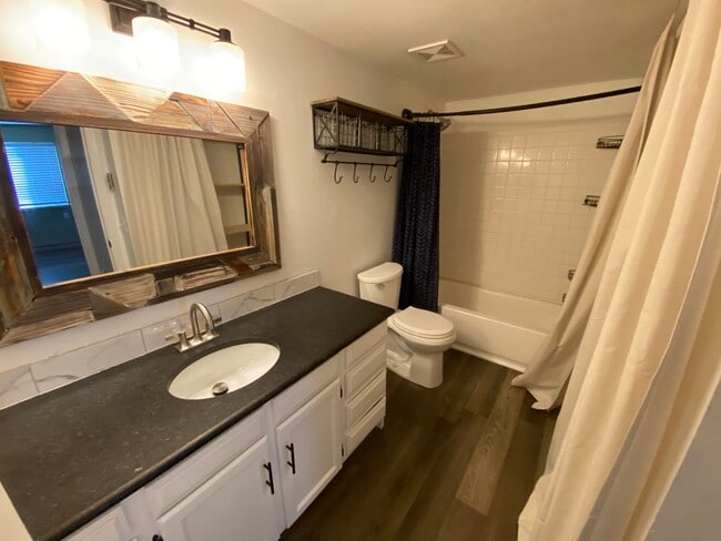 Building Photo - Spacious Updated Condo