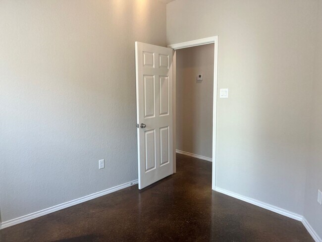 Building Photo - Luxury Duplex in Seguin