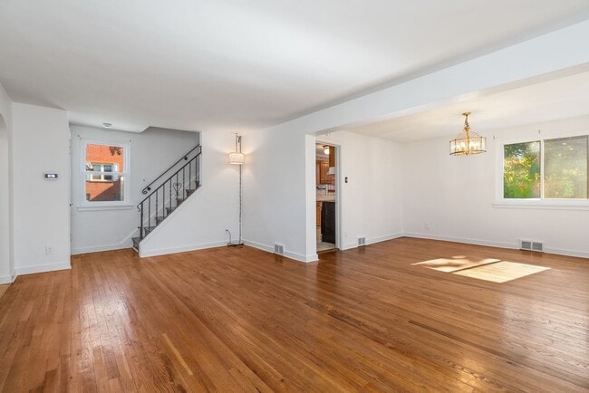 Building Photo - Newly Renovated 3Bd/1.5 Bath Home -- Avail...