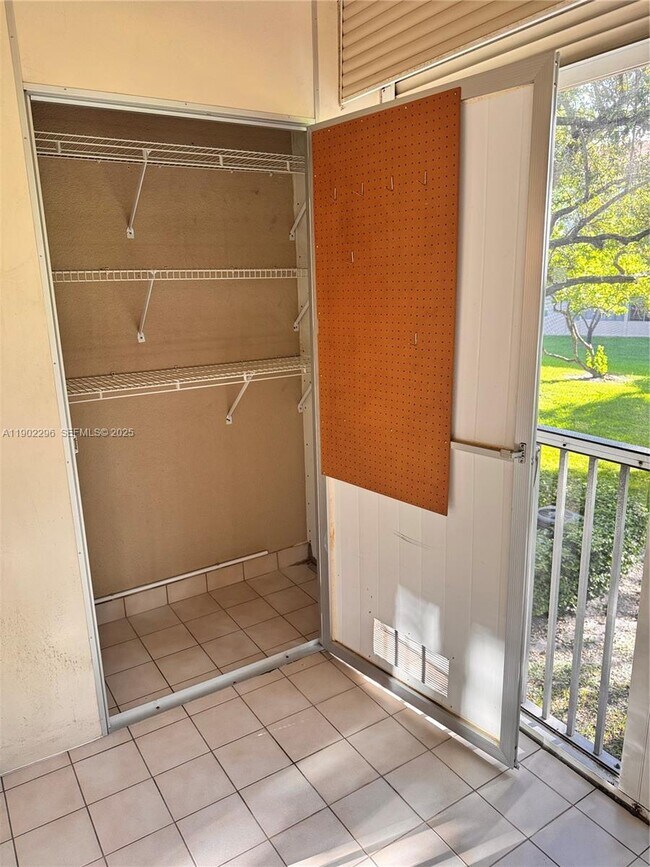 Building Photo - 1251 SW 125th Ave