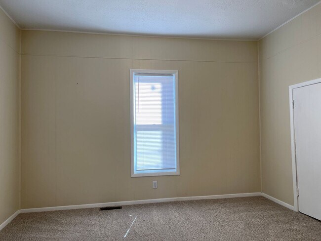 Building Photo - ADORABLE 3 BEDROOM HOUSE- FENCED BACK YARD