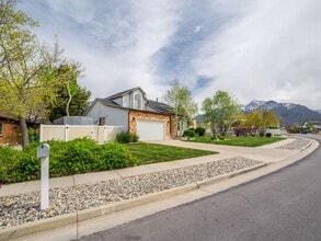 Building Photo - Spacious 5-Bedroom Home for Rent in Sandy, UT