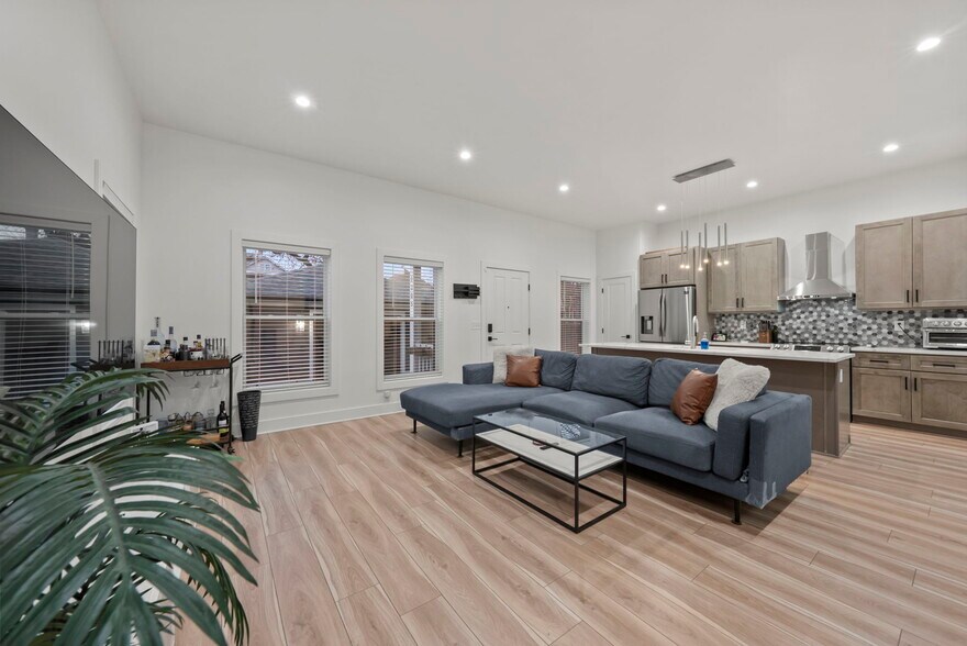 Building Photo - 1205 Hamlet St